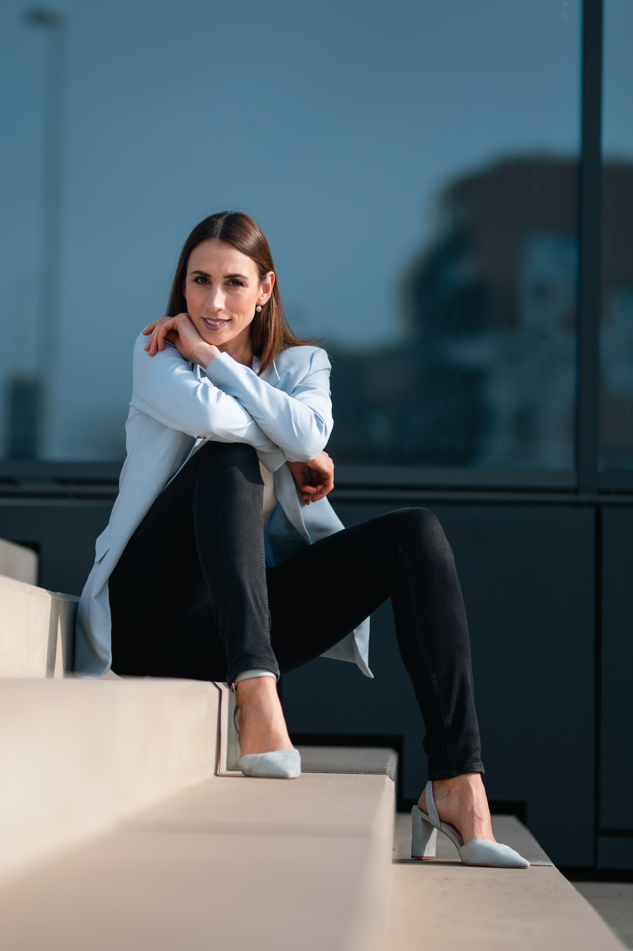 Business portrét ve světle modrém saku